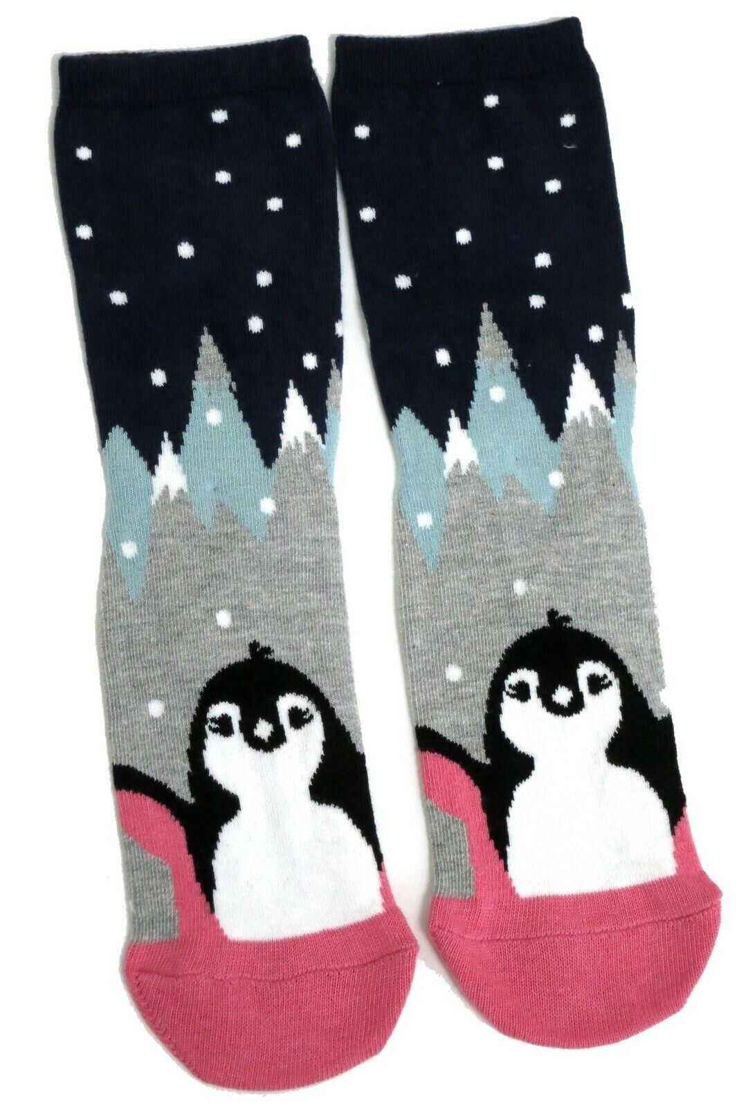 Damensocken mit süßer Winterszene und Pinguin im Schnee