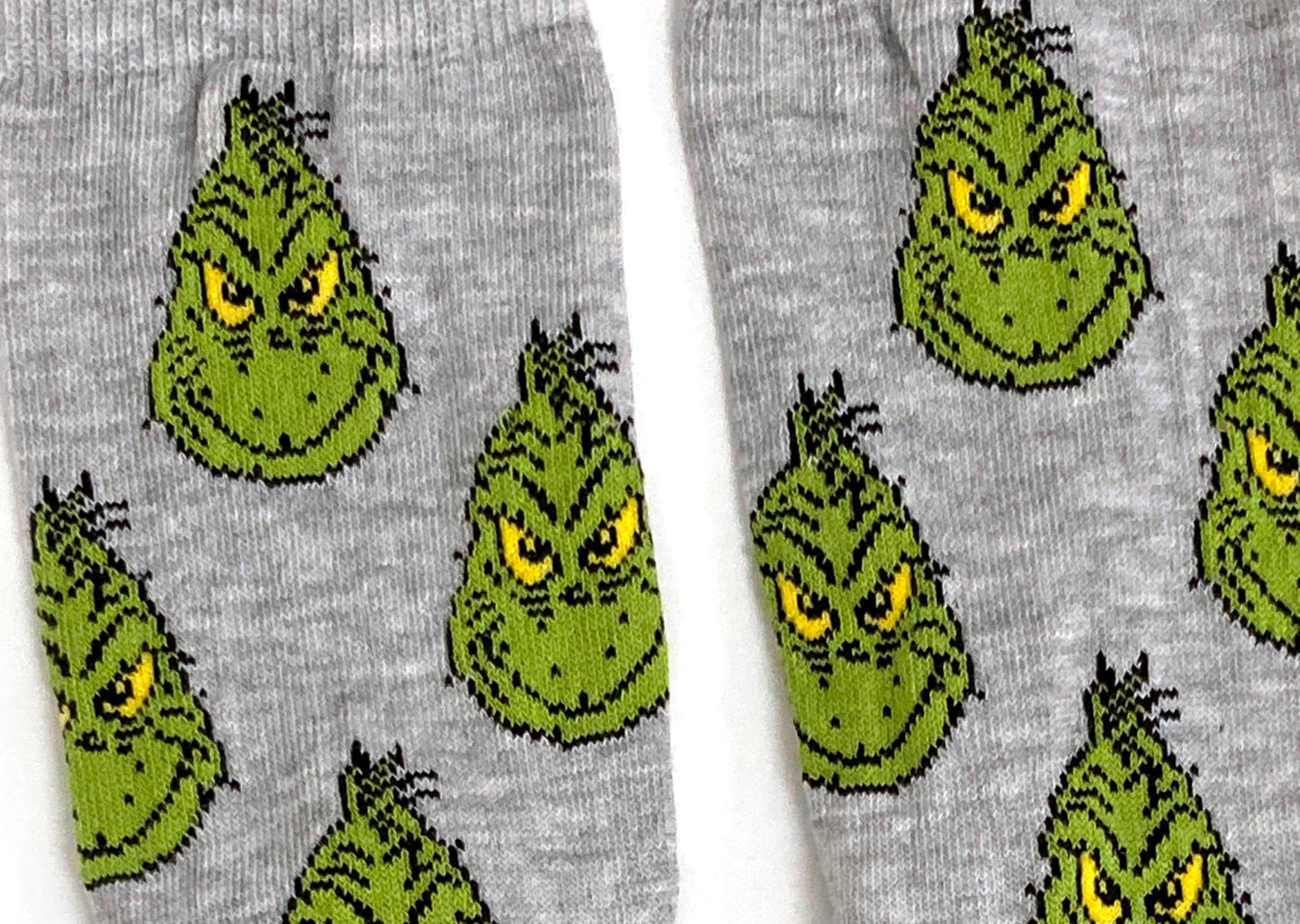 Graue Grinch-Socken mit Schneeflocken für Damen