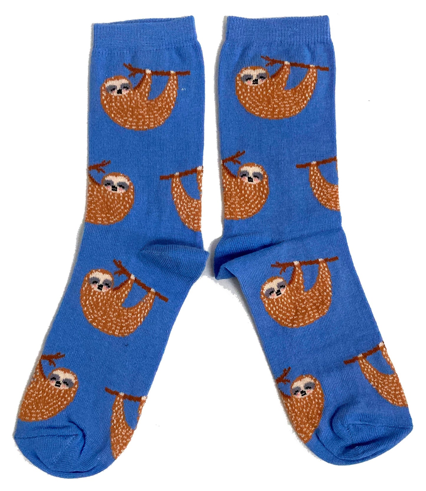 Damenbett mit Faultieren, die um blaue Socken hängen