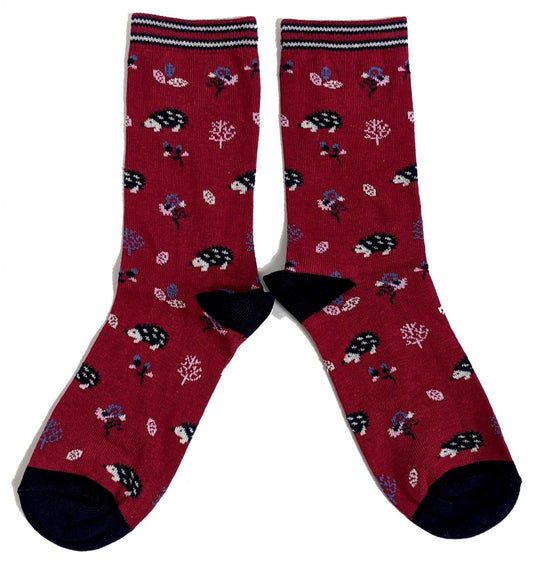 Damen Socken mit Motiv „British Wildlife Woodland Hedgehogs“ in Rot