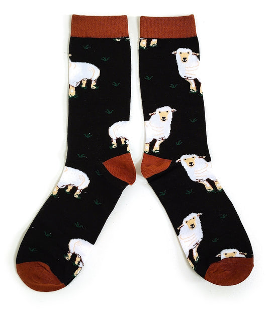 Herrensocken mit Schafherde und kleinem Bauernhof